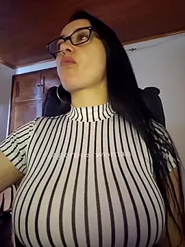 Snapshot of preetypeach chatting on 10-19-25, 06:19 preetypeach online show from 10-19-25, 06:19