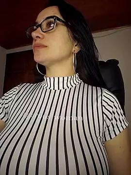 Snapshot of preetypeach chatting on 10-28-25, 03:32 preetypeach online show from 10-28-25, 03:32