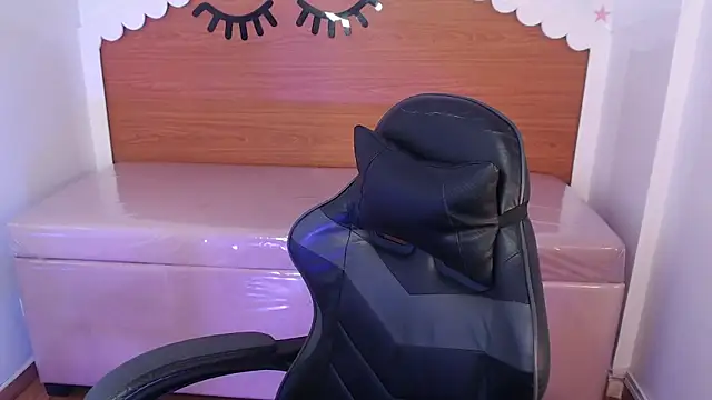 Snapshot of carlie_mayer_v chatting on 12-18-25, 04:18 carlie mayer v online show from 12-18-25, 04:18