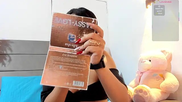 Julieta Coopeer  online show from 03-21-26, 10:42