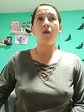 Snapshot of emilypoppy3 chatting on 12-13-24, 01:59 emilypoppy3 online show from 12-13-24, 01:59