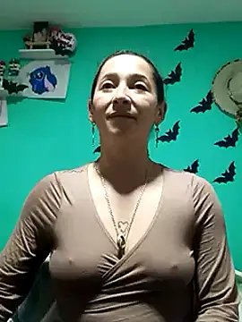 Snapshot of emilypoppy3 chatting on 02-15-25, 06:33 emilypoppy3 online show from 02-15-25, 06:33