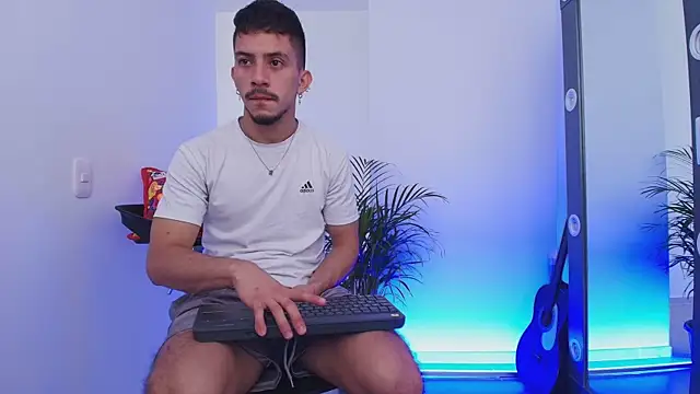 Snapshot of Aron-santoro chatting on 11-07-25, 02:39 Aron-santoro online show from 11-07-25, 02:39