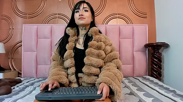 Snapshot of emmily_keller19 chatting on 01-18-25, 01:40 emmily keller19 online show from 01-18-25, 01:40