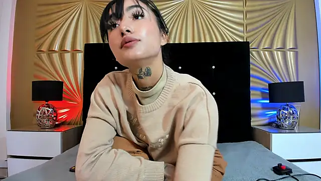 Snapshot of emmily_keller19 chatting on 02-08-25, 01:33 emmily keller19 online show from 02-08-25, 01:33