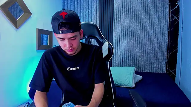 Mike 0233  online show from 10-28-25, 04:05