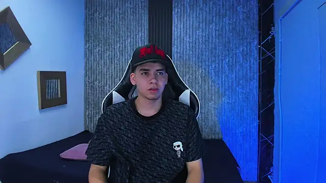 Mike 0233  online show from 12-21-25, 04:08