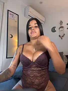 Snapshot of EmelyRogers chatting on 10-20-25, 05:02 EmelyRogers online show from 10-20-25, 05:02