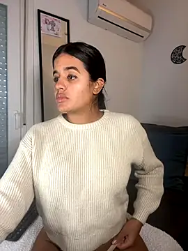 Snapshot of EmelyRogers chatting on 11-17-25, 04:35 EmelyRogers online show from 11-17-25, 04:35