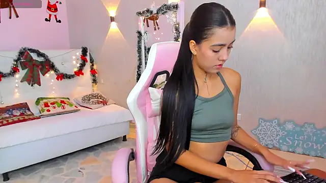 miagomezweb1 online show from 12-18-24, 01:02