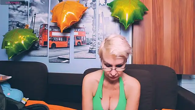 Snapshot of HelgaHimmell chatting on 11-12-25, 10:30 HelgaHimmell online show from 11-12-25, 10:30