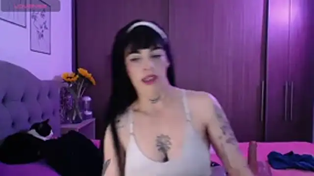 Snapshot of violett_honney chatting on 02-15-26, 09:00 violett honney online show from 02-15-26, 09:00