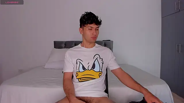 Snapshot of Valerio_James7 chatting on 03-05-25, 04:13 Valerio James7 online show from 03-05-25, 04:13