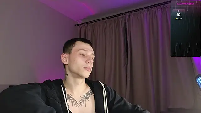 Snapshot of R1mmo__ chatting on 10-12-25, 07:46 R1mmo online show from 10-12-25, 07:46