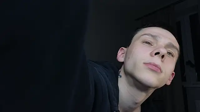 Snapshot of R1mmo__ chatting on 10-19-25, 12:55 R1mmo online show from 10-19-25, 12:55