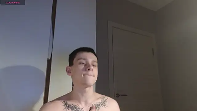 Snapshot of R1mmo__ chatting on 10-26-25, 06:58 R1mmo online show from 10-26-25, 06:58