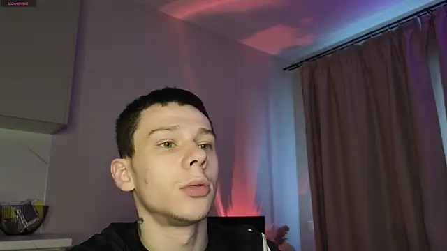 Snapshot of R1mmo__ chatting on 10-27-25, 08:40 R1mmo online show from 10-27-25, 08:40