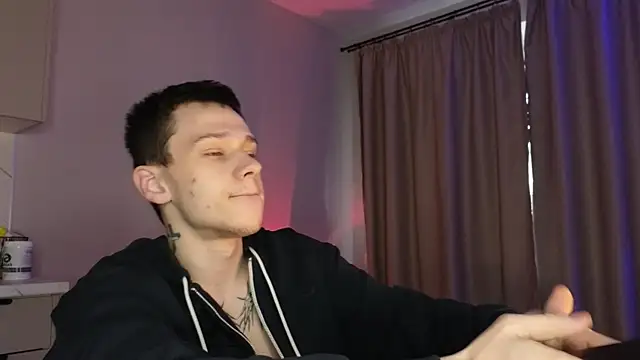 Snapshot of R1mmo__ chatting on 10-30-25, 11:44 R1mmo online show from 10-30-25, 11:44