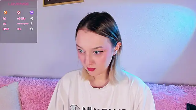 Snapshot of CrystalRey chatting on 11-04-25, 08:24 CrystalRey online show from 11-04-25, 08:24