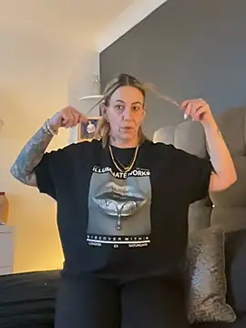 Snapshot of blondebitch2 chatting on 01-14-25, 02:32 blondebitch2 online show from 01-14-25, 02:32