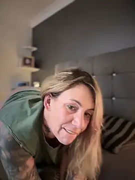 Snapshot of blondebitch2 chatting on 01-27-25, 02:35 blondebitch2 online show from 01-27-25, 02:35