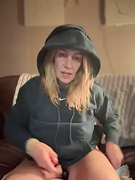 Snapshot of blondebitch2 chatting on 02-08-25, 01:00 blondebitch2 online show from 02-08-25, 01:00