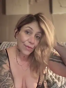 Snapshot of blondebitch2 chatting on 03-08-25, 12:22 blondebitch2 online show from 03-08-25, 12:22