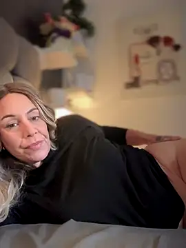 Snapshot of blondebitch2 chatting on 11-11-25, 10:04 blondebitch2 online show from 11-11-25, 10:04