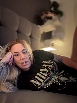 Snapshot of blondebitch2 chatting on 11-14-25, 09:41 blondebitch2 online show from 11-14-25, 09:41