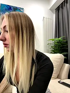 LuisaBecker online show from 12-21-25, 01:40