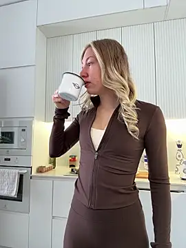 LuisaBecker online show from 01-19-26, 09:57