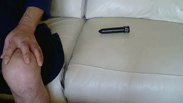 Snapshot of claudemichel chatting on 10-14-25, 03:02 claudemichel online show from 10-14-25, 03:02