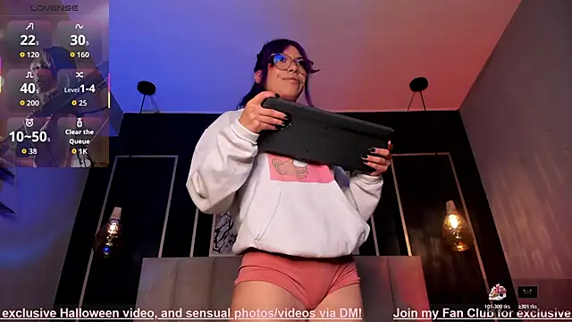 Snapshot of Violetta_Nur chatting on 10-23-25, 12:43 Violetta Nur online show from 10-23-25, 12:43