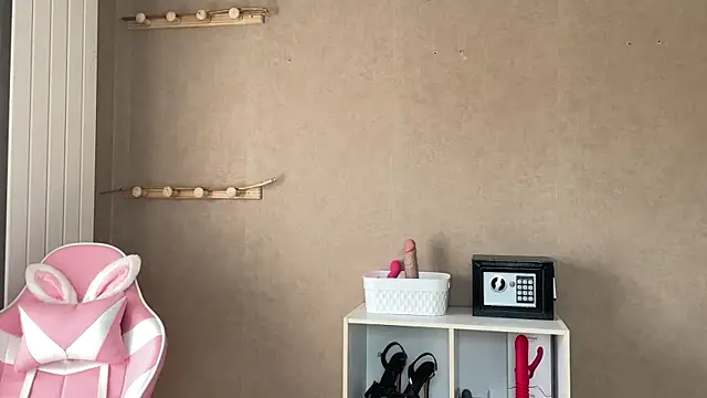 Snapshot of lucie_mehott chatting on 11-10-25, 10:14 lucie mehott online show from 11-10-25, 10:14