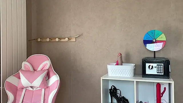 Snapshot of lucie_mehott chatting on 11-13-25, 10:14 lucie mehott online show from 11-13-25, 10:14