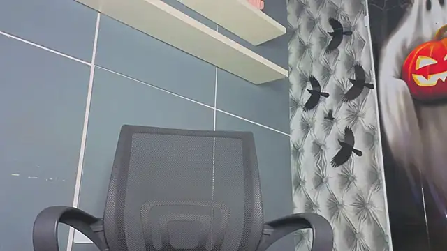 Snapshot of Hilary-banks chatting on 10-13-25, 05:18 Hilary-banks online show from 10-13-25, 05:18