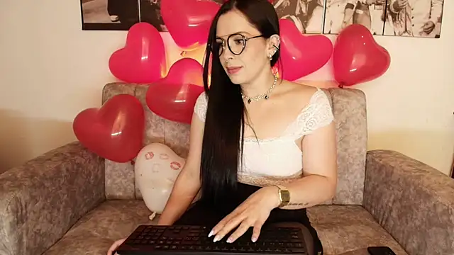 camii evanss online show from 02-12-25, 06:19