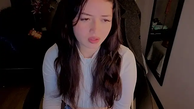 Snapshot of almma_shy chatting on 10-15-25, 01:22 almma shy online show from 10-15-25, 01:22