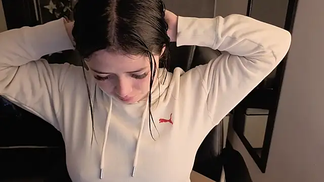 Snapshot of almma_shy chatting on 11-04-25, 02:38 almma shy online show from 11-04-25, 02:38