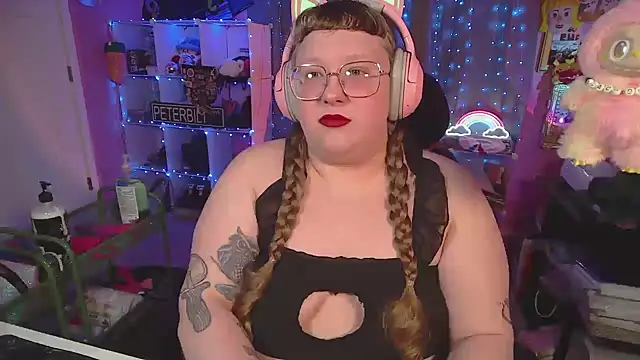 Snapshot of FatVeronica chatting on 03-15-26, 11:38 FatVeronica online show from 03-15-26, 11:38