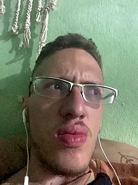 Snapshot of SOYMRX chatting on 11-15-25, 11:32 SOYMRX online show from 11-15-25, 11:32