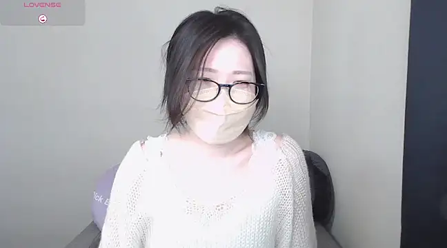 Snapshot of _NOA-chan_ chatting on 03-08-25, 03:35 NOA-chan online show from 03-08-25, 03:35