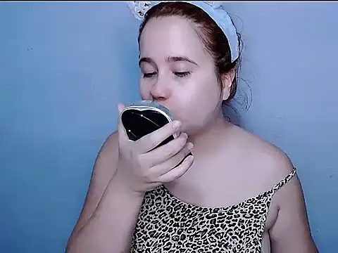 Snapshot of SubLayla01 chatting on 10-17-25, 05:15 SubLayla01 online show from 10-17-25, 05:15