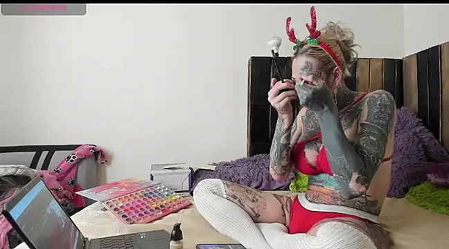 Snapshot of cathi_montana chatting on 12-19-24, 06:45 cathi montana online show from 12-19-24, 06:45