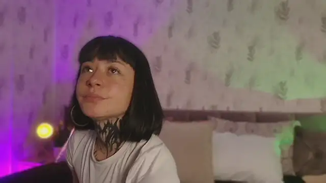 Snapshot of Scolw chatting on 10-27-25, 08:02 Scolw online show from 10-27-25, 08:02