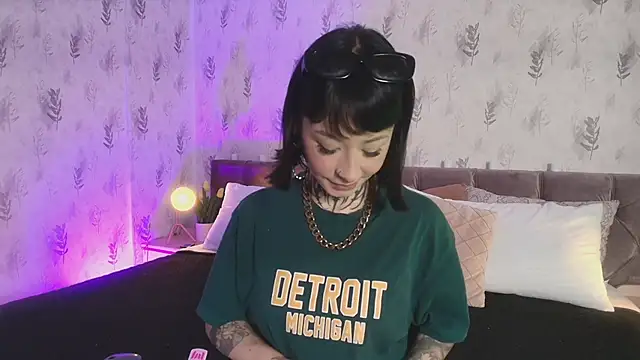 Snapshot of Scolw chatting on 11-05-25, 08:42 Scolw online show from 11-05-25, 08:42