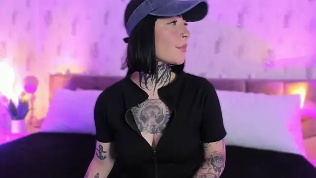 Snapshot of Scolw chatting on 11-10-25, 08:19 Scolw online show from 11-10-25, 08:19