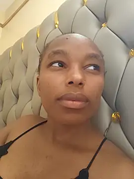 Snapshot of Missthigh chatting on 02-13-26, 12:12 Missthigh online show from 02-13-26, 12:12