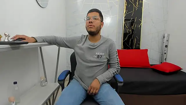 Snapshot of ian_tomson chatting on 11-07-25, 08:03 ian tomson online show from 11-07-25, 08:03