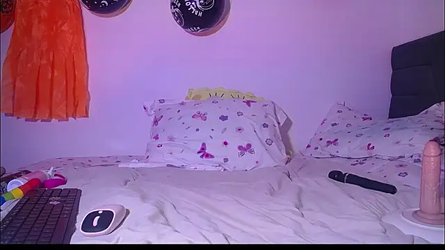 Snapshot of Yinn_Silver chatting on 10-17-25, 03:53 Yinn Silver online show from 10-17-25, 03:53